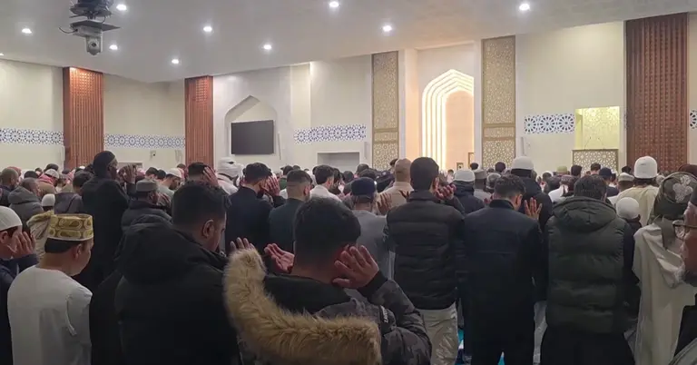 যুক্তরাজ্যে ঈদের নামাজে প্রবাসীরা